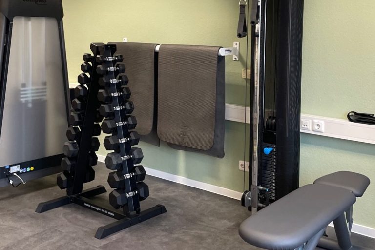 Physiologisch Hantelturm im Geräteraum