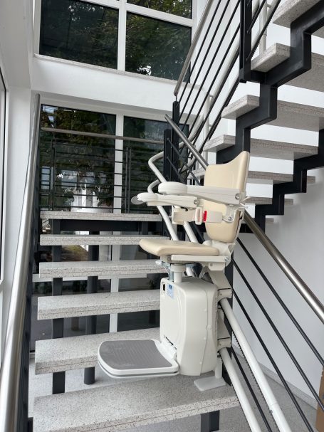 Physiologisch Treppenlift im Treppenhaus