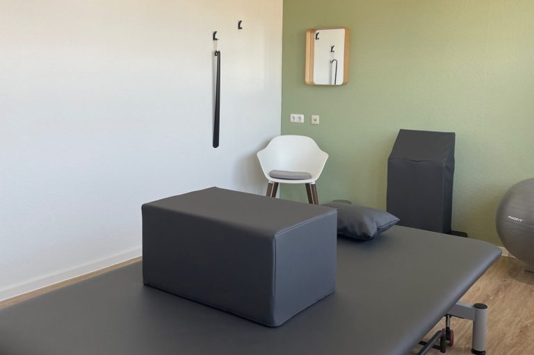 Physiologisch Bobath Bank vor mintfarbener Wand