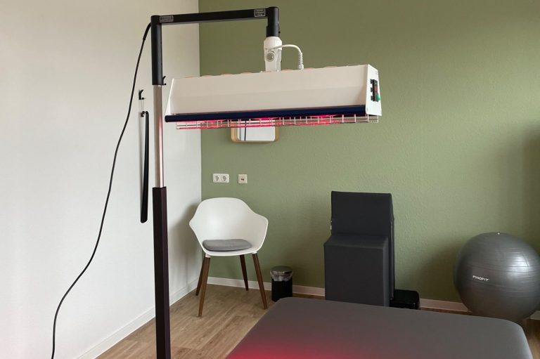 Physiologisch Infrarotlampe über Behandlunsbank