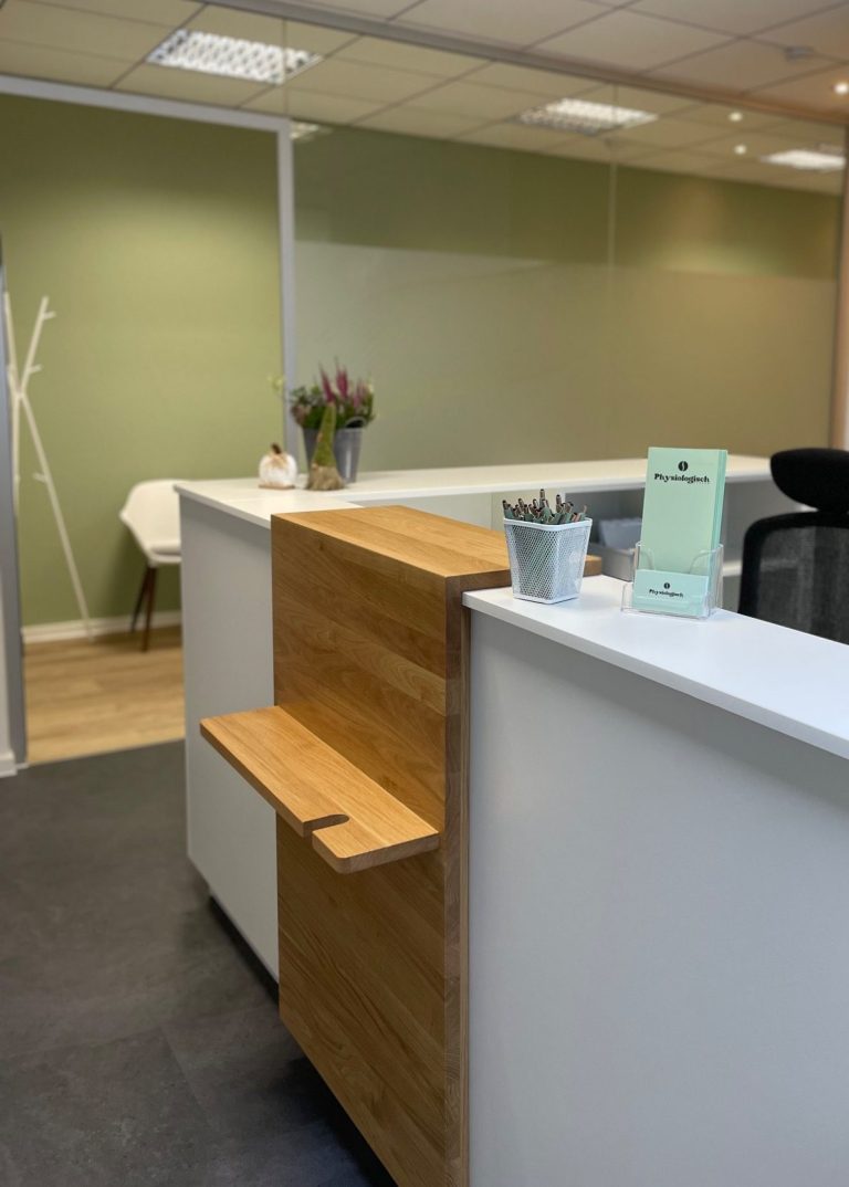 Physiologisch weißer Empfangsthresen mit Holzablage